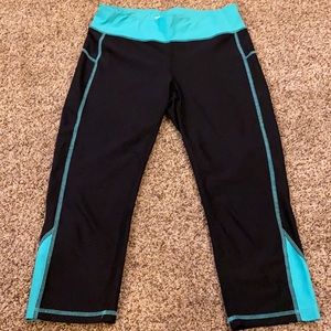 Black and teal Capri leggings